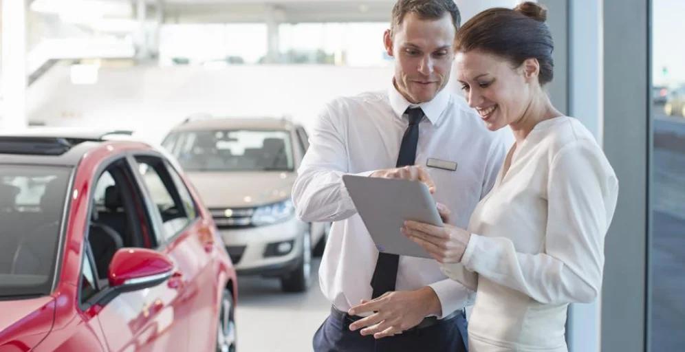 Revisando papeles durante la compra de un carro